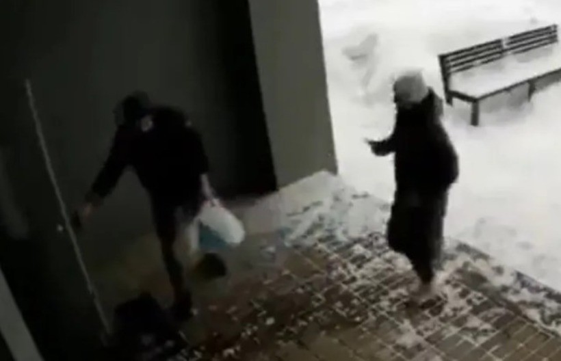 SEKUNDE SU GA DELILE OD SMRTI Mladić pomogao komšinici i IZBEGAO TRAGEDIJU – snimak koji LEDI KRV! (VIDEO)